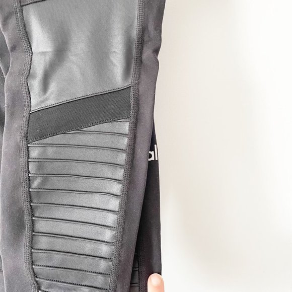 ✨ NWT 7/8 Length Black Moto Leggings | ALO Yoga - Picture 3 of 4